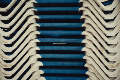 Oude stoelen krijgen een tweede leven als nieuw tafelblad