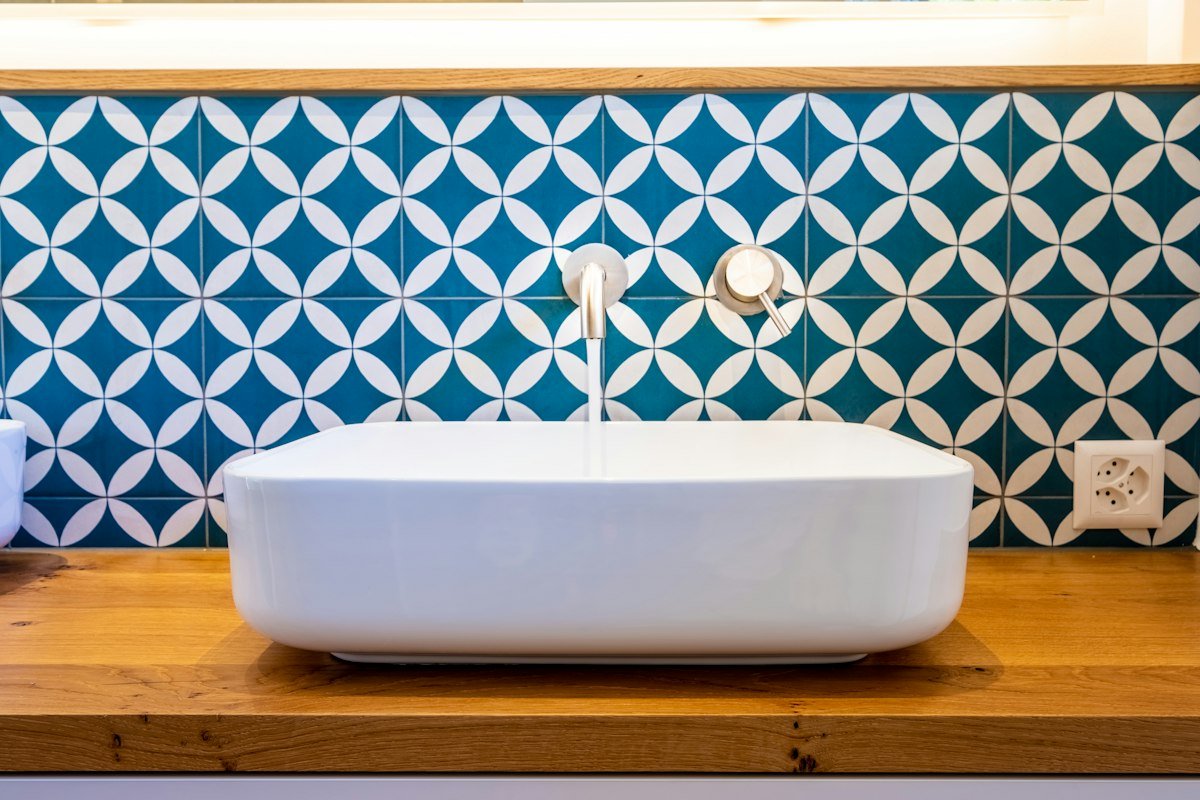 Delfts blauw is terug, maar dan in je badkamer
